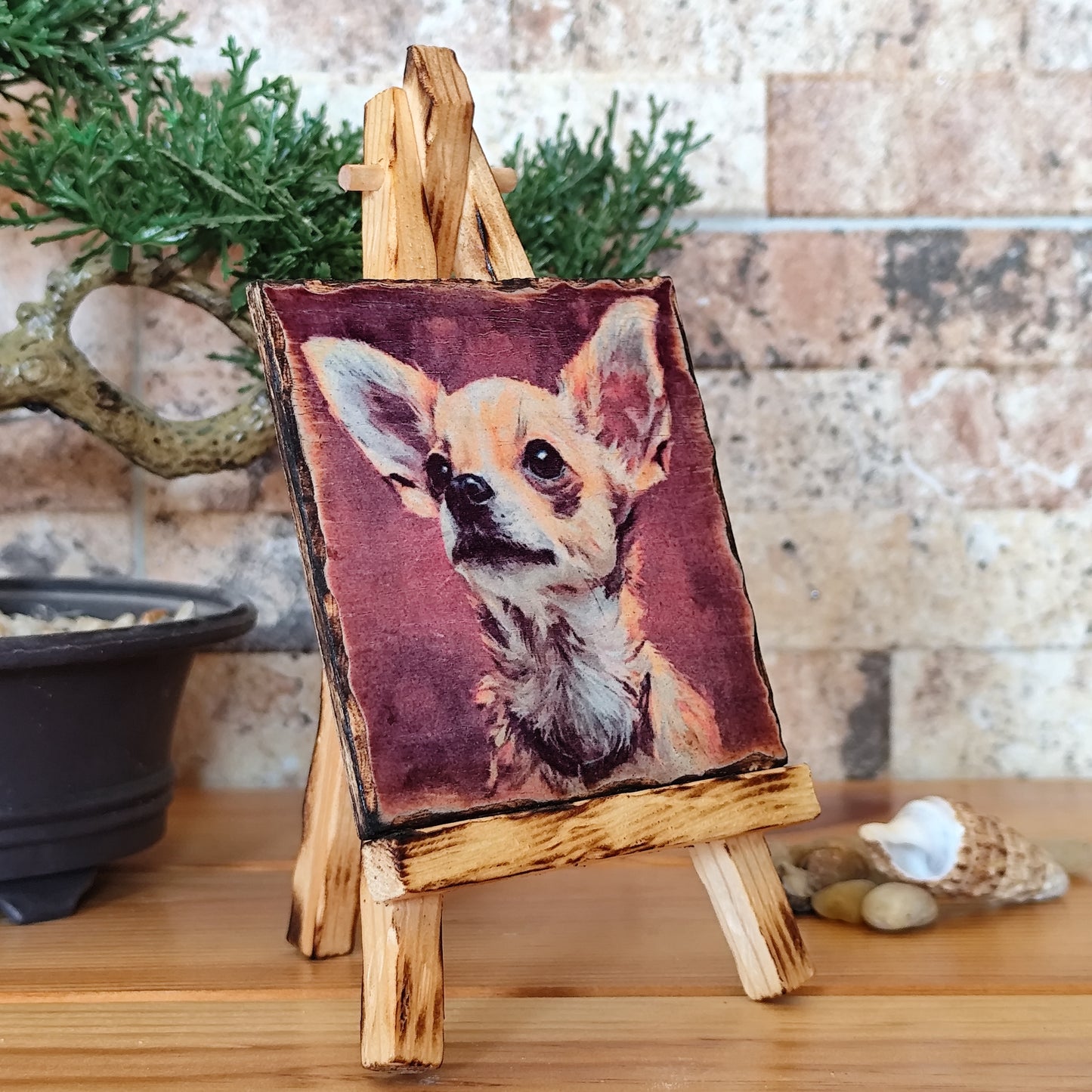 Retrato artesanal de chihuahua sobre madera