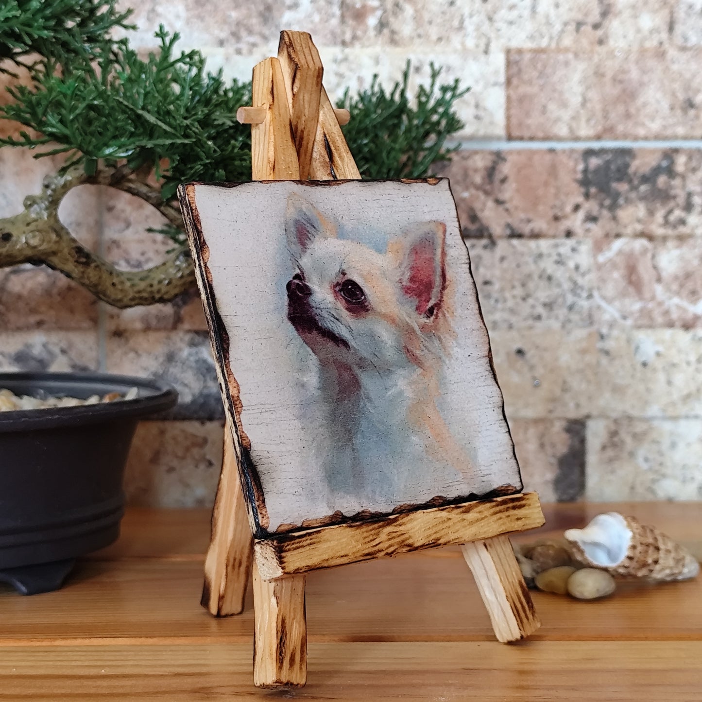 Retrato artesanal de chihuahua pelo largo sobre madera