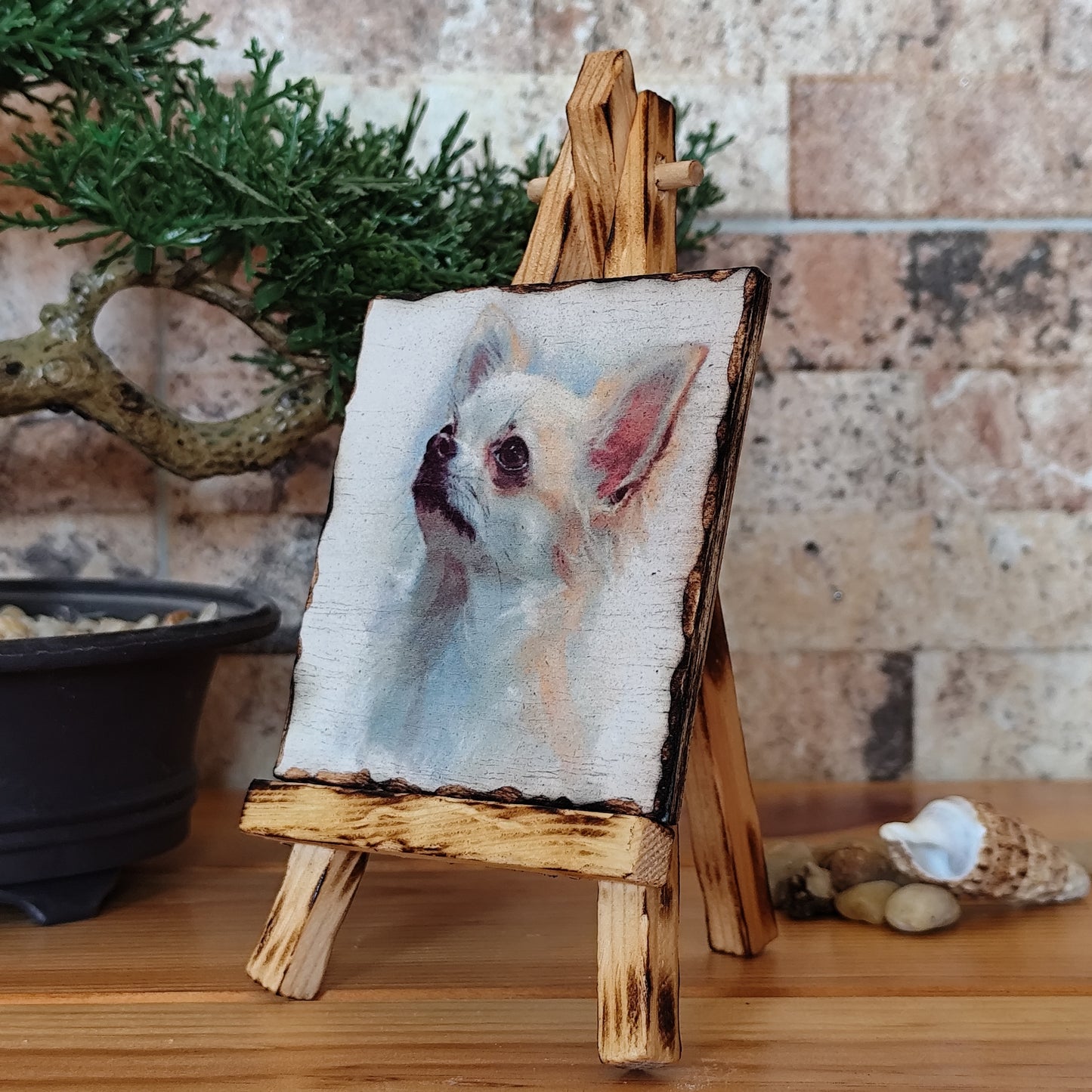 Retrato artesanal de chihuahua pelo largo sobre madera