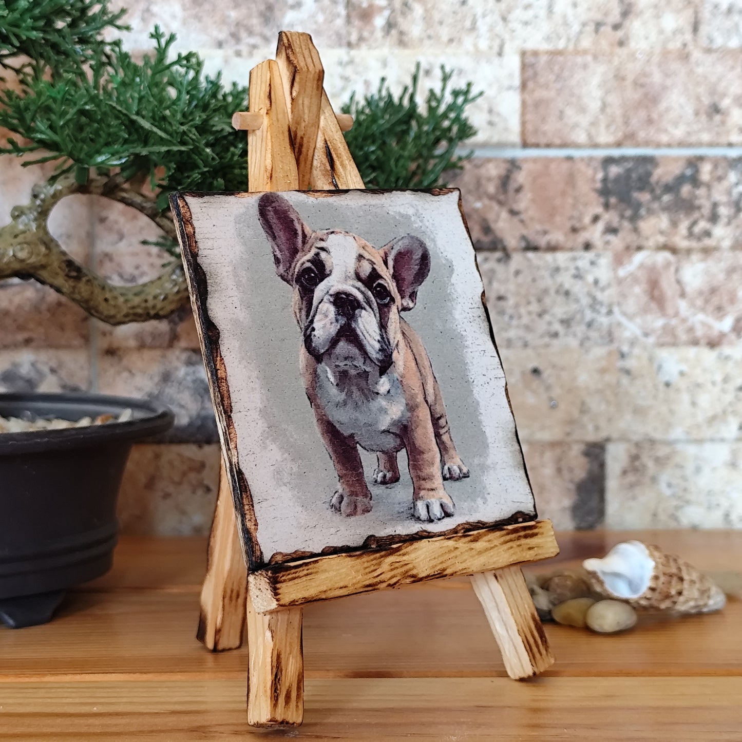 Retrato artesanal de un Bulldog Frances sobre madera