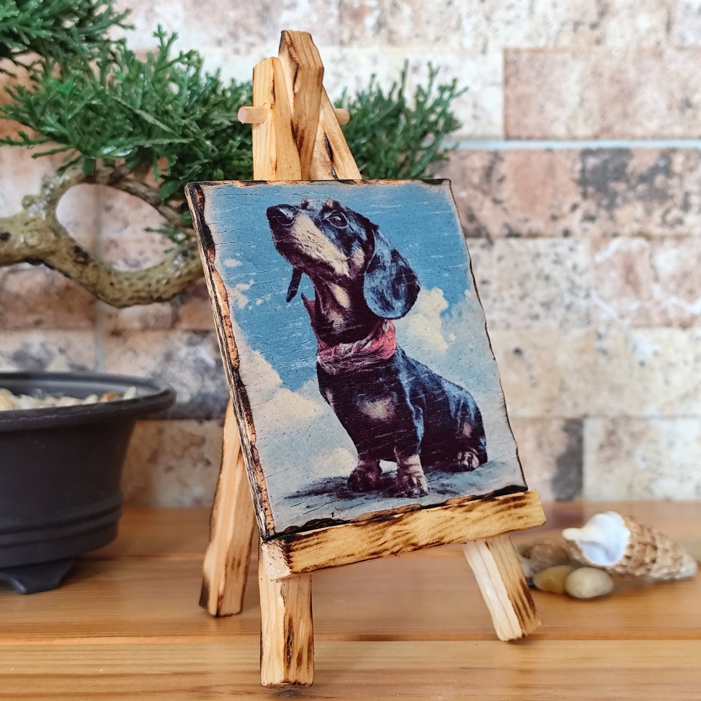 Cuadro en madera de Dachshund con pañuelo – Arte rústico y entrañable