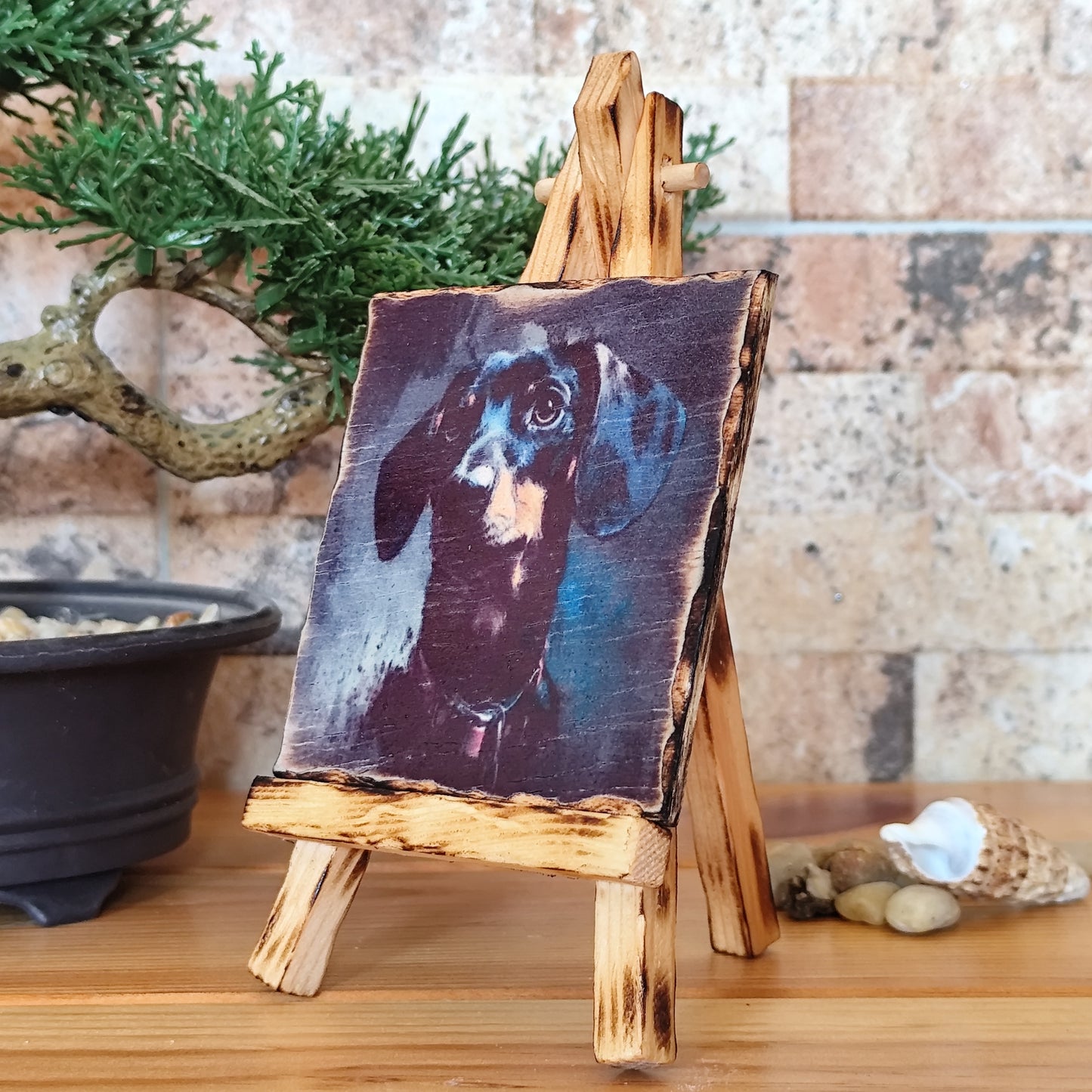 Retrato artesanal de perro salchicha (dachshund,Teckel) en madera