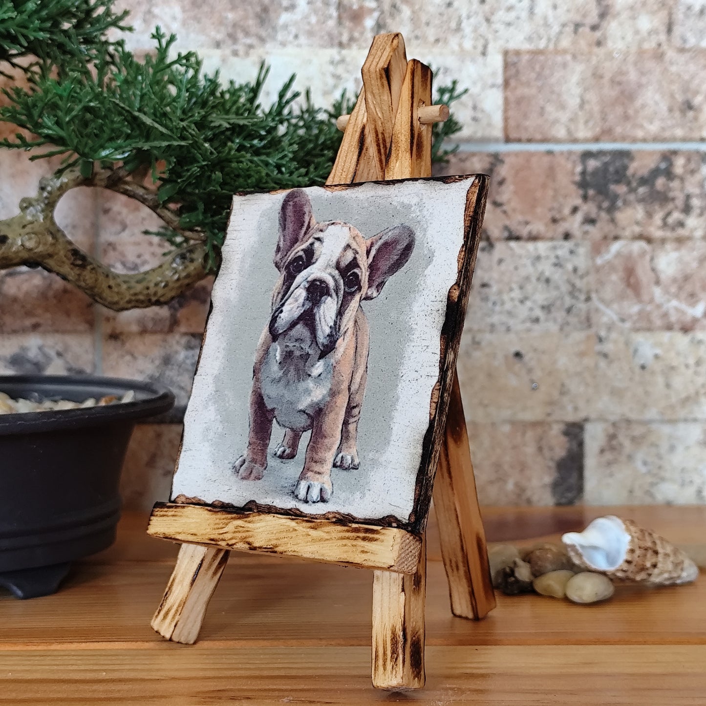 Retrato artesanal de un Bulldog Frances sobre madera