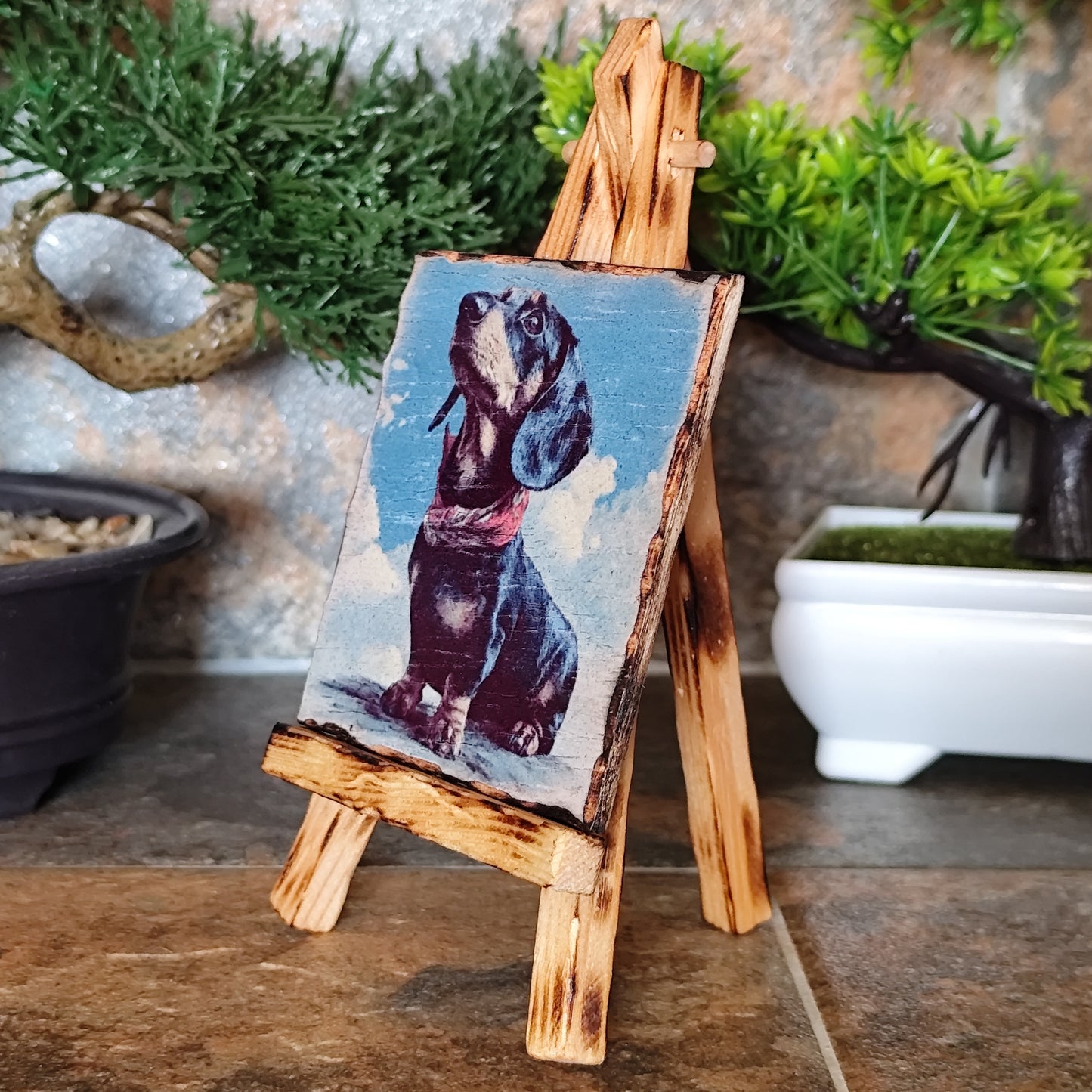 Cuadro en madera de Dachshund con pañuelo – Arte rústico y entrañable