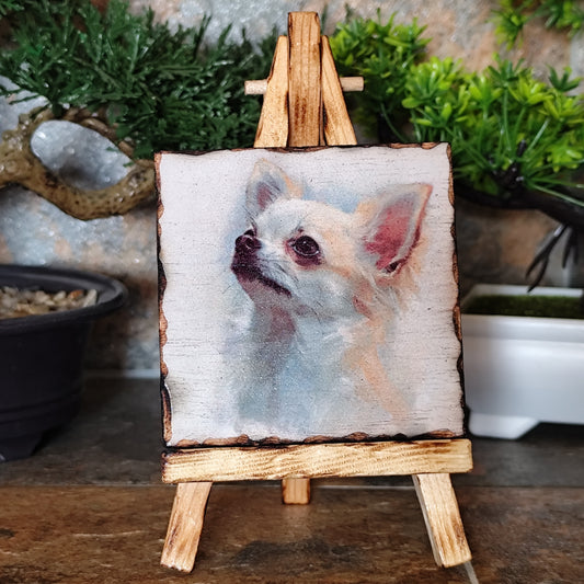 Retrato artesanal de chihuahua pelo largo sobre madera