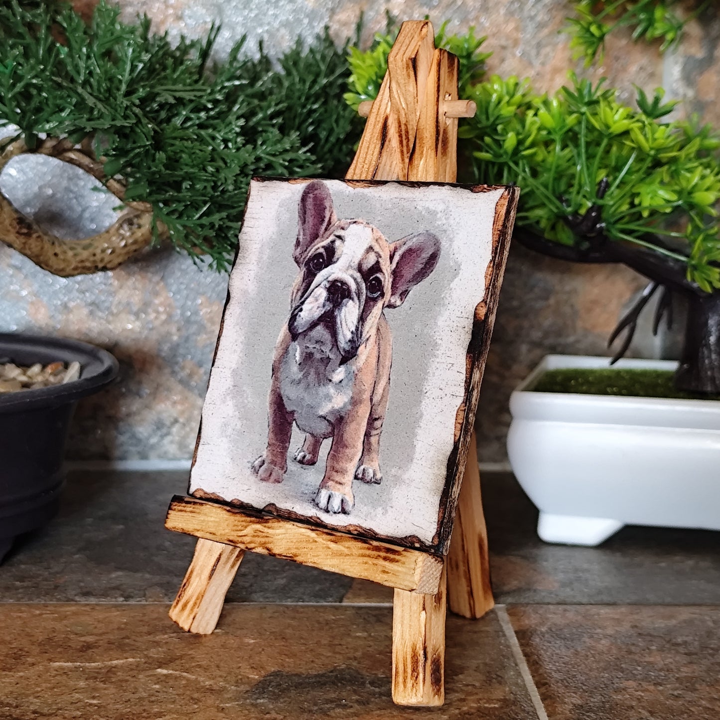 Retrato artesanal de un Bulldog Frances sobre madera