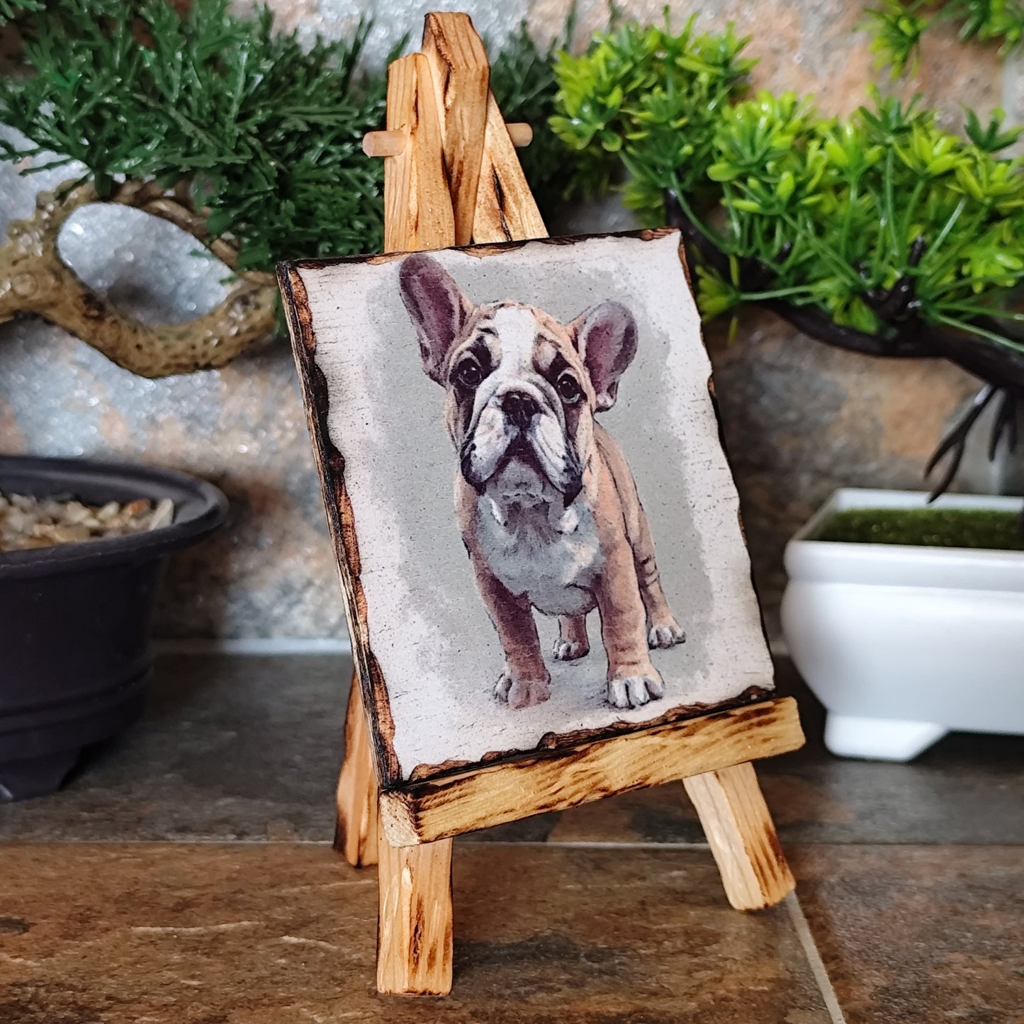 Retrato artesanal de un Bulldog Frances sobre madera