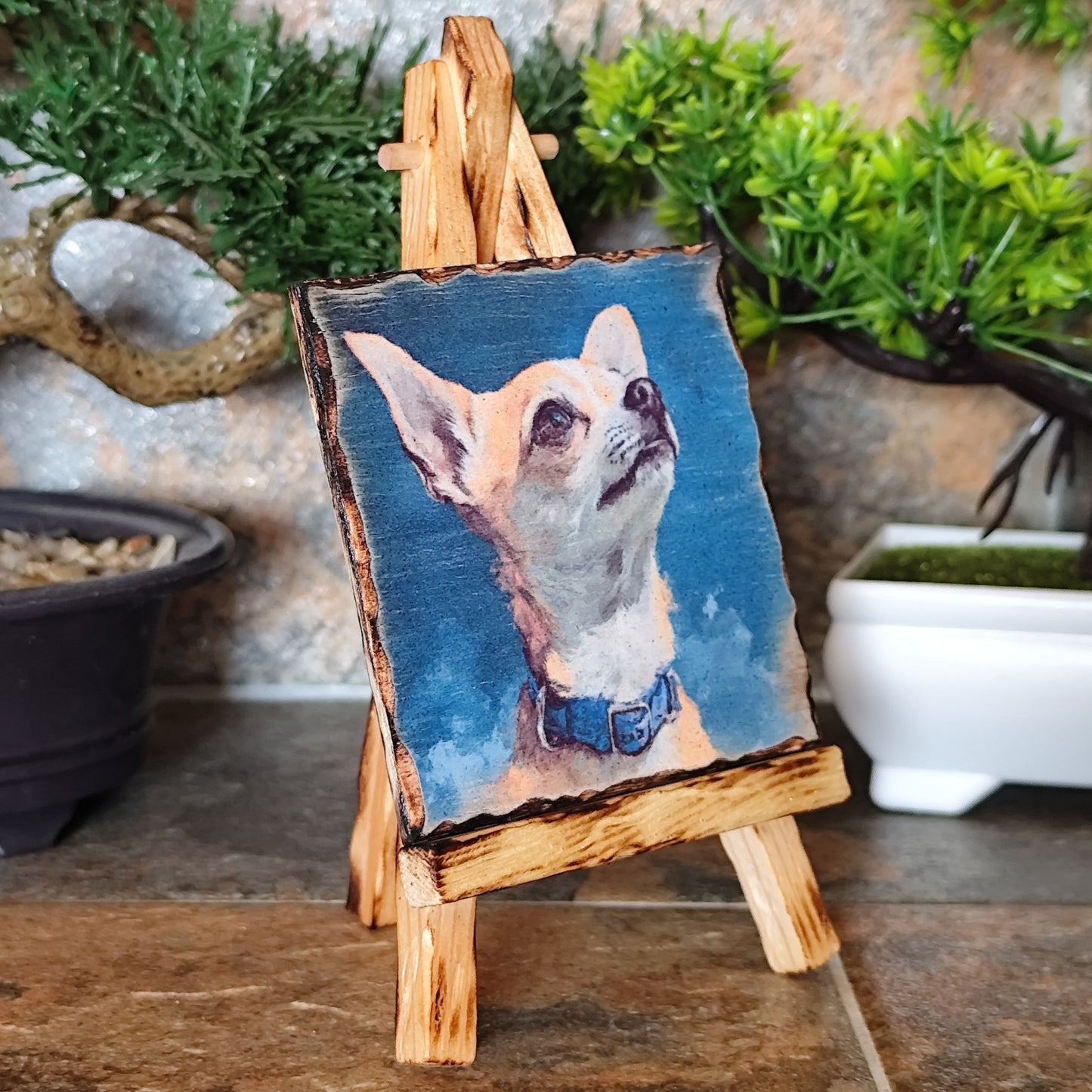 Retrato artesanal de chihuahua pelo corto sobre madera
