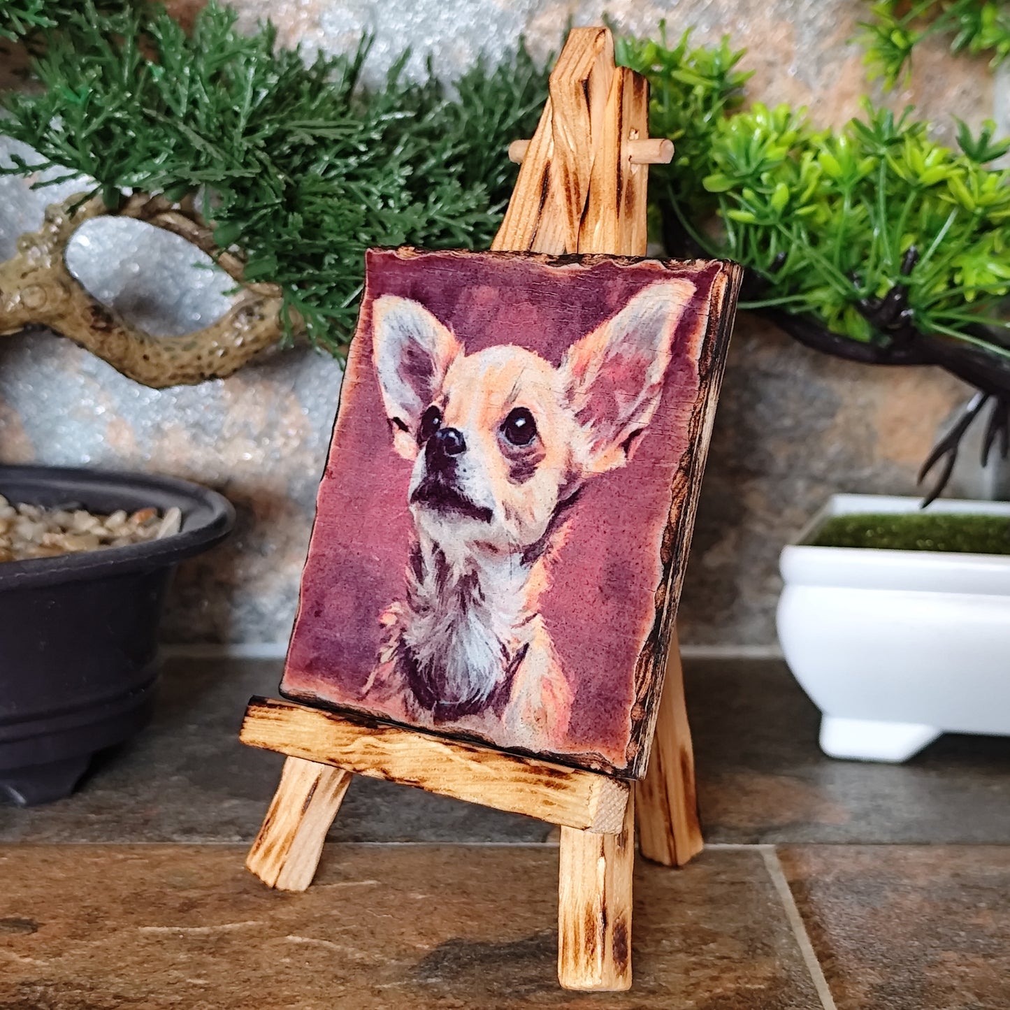 Retrato artesanal de chihuahua sobre madera