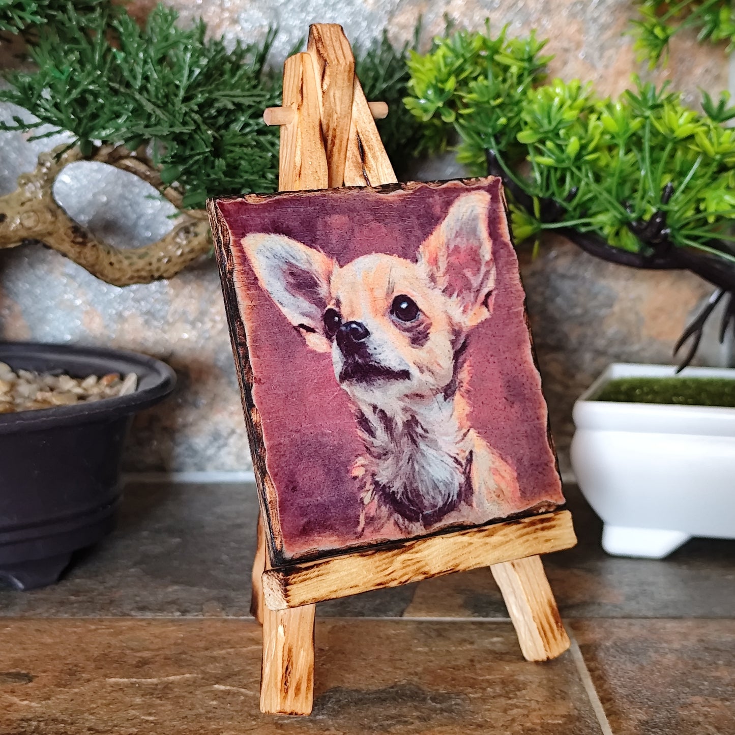 Retrato artesanal de chihuahua sobre madera