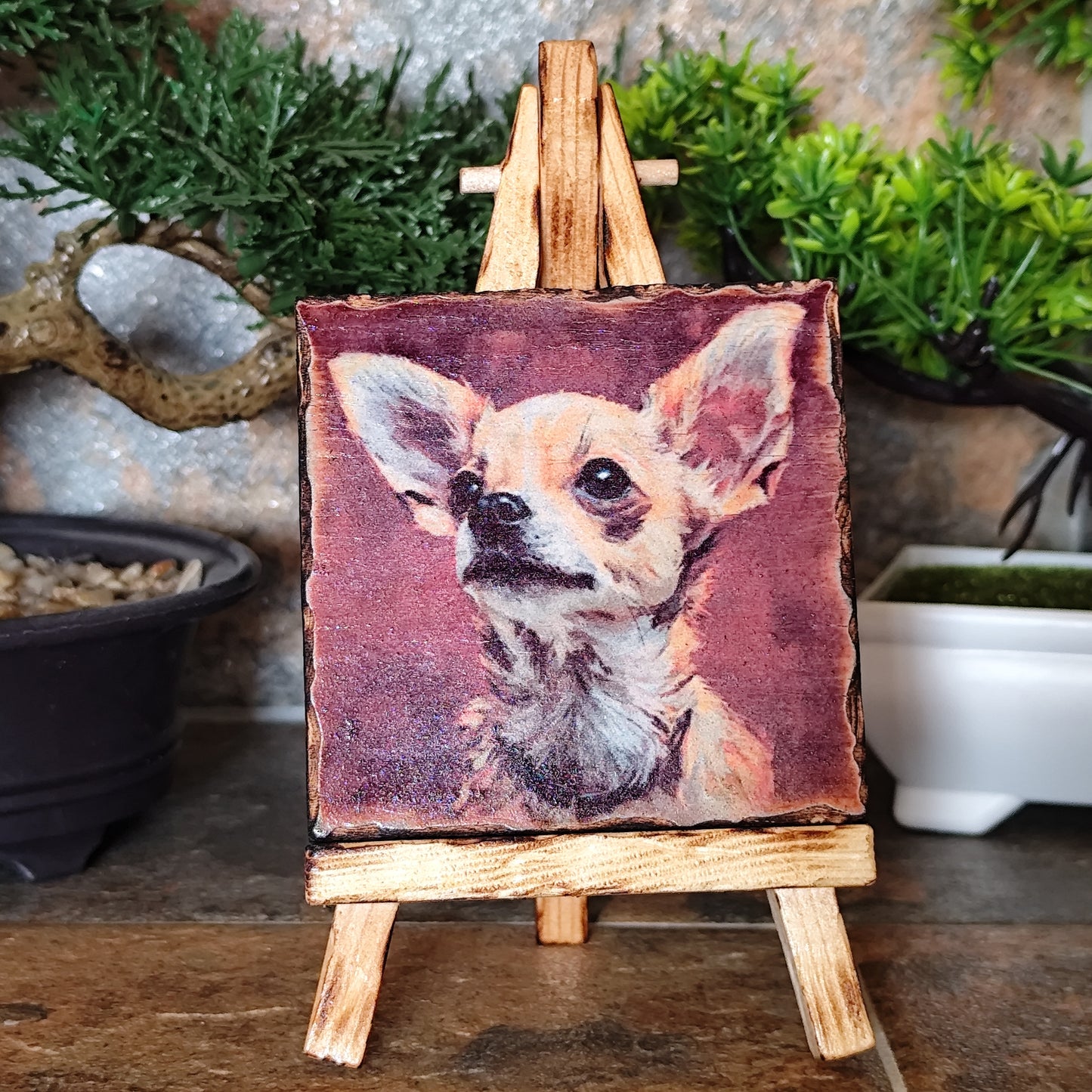 Retrato artesanal de chihuahua sobre madera